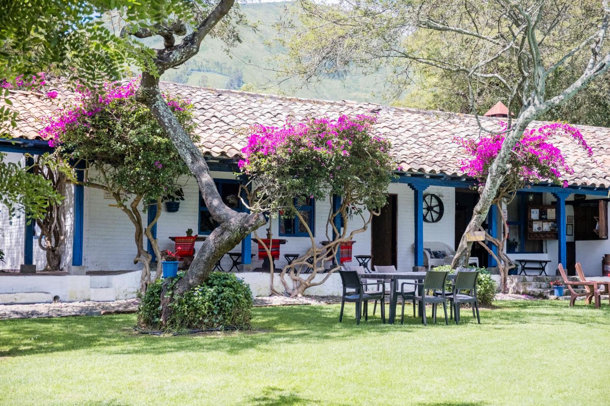 Отель Hacienda San Francisco Тумбабиро Экстерьер фото