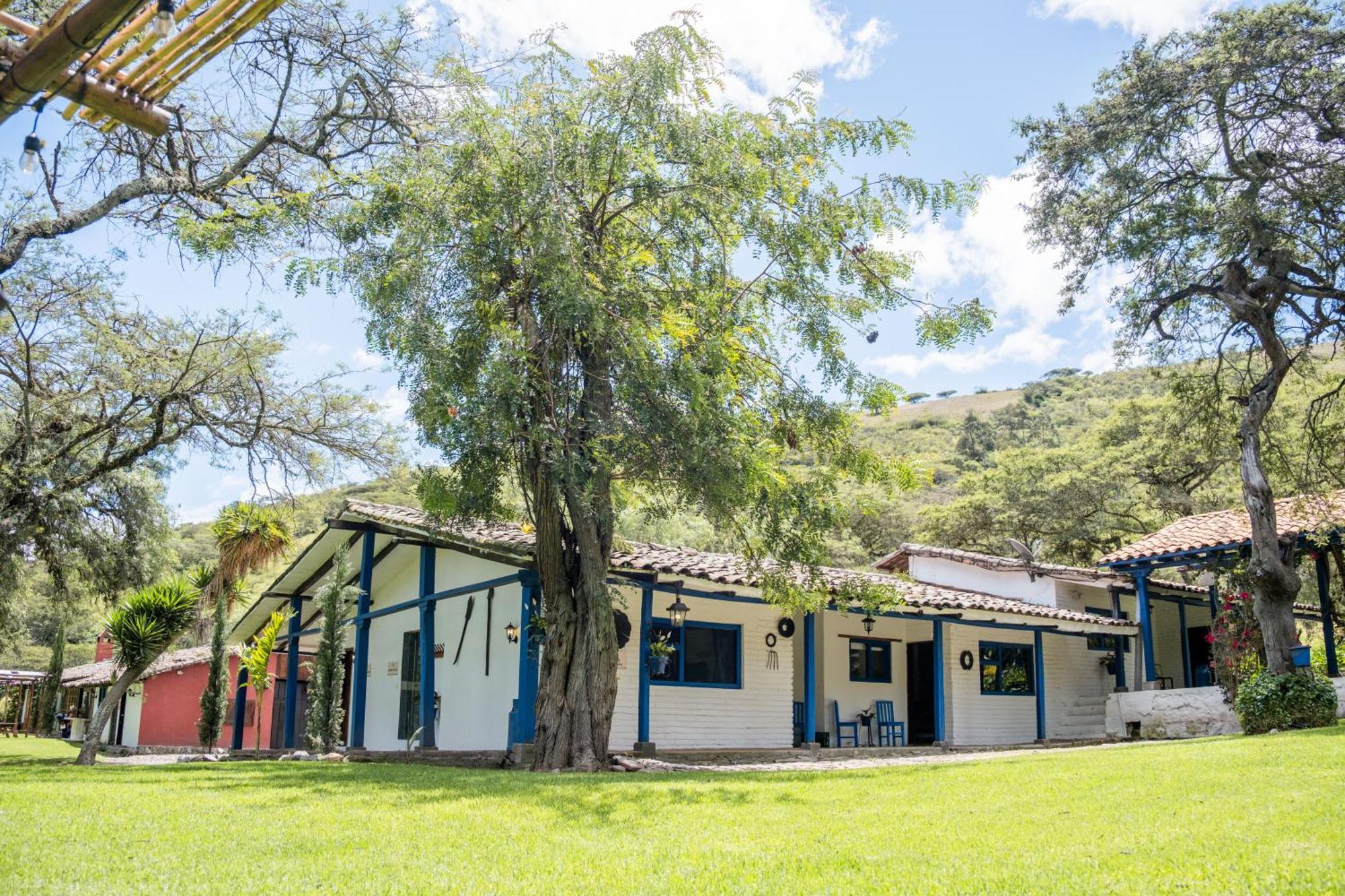 Отель Hacienda San Francisco Тумбабиро Экстерьер фото